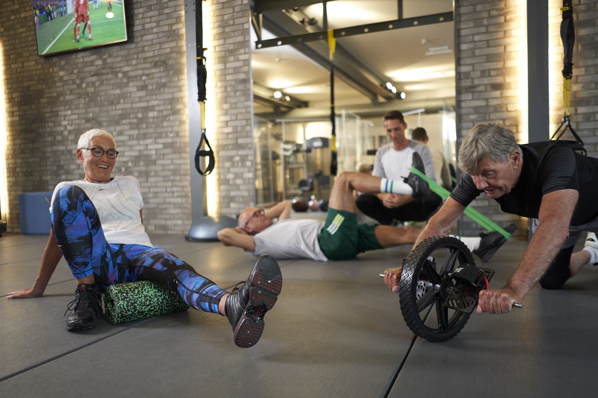Gruppe älterer Menschen beim Best Ager Training in der KAIFU-LODGE auf der Fitnessfläche