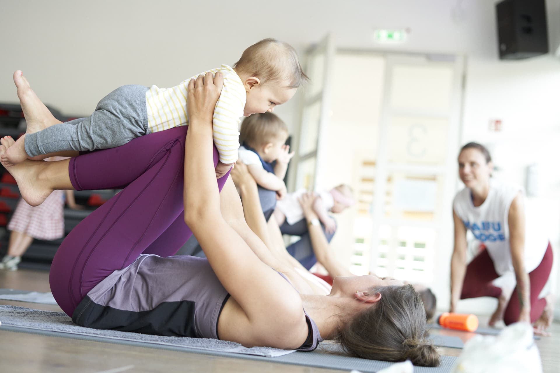 Eine Mutter mit Baby im Mother & Child Kurs im Fitnessstudio