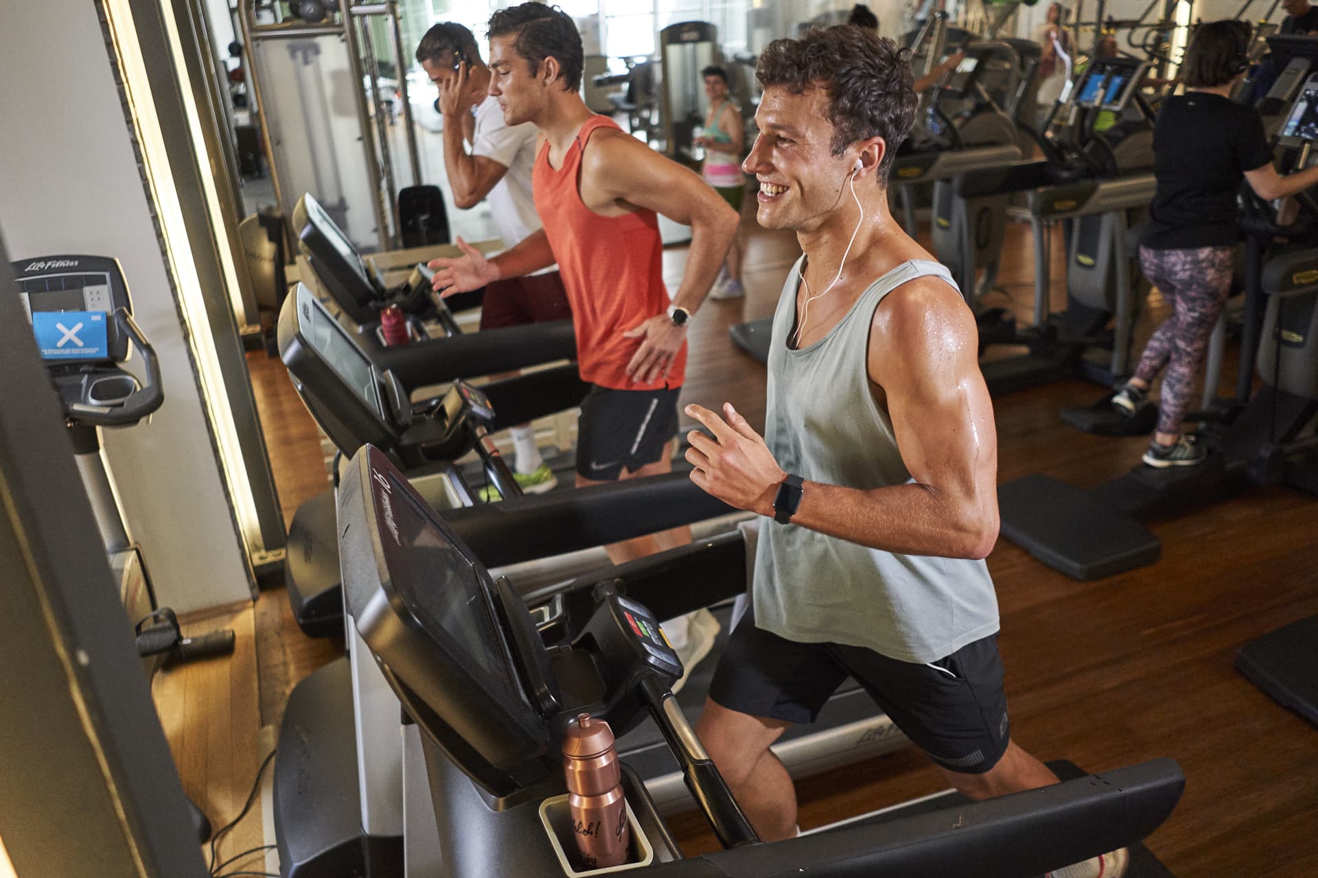 Männer beim Lauftraining auf dem Laufband