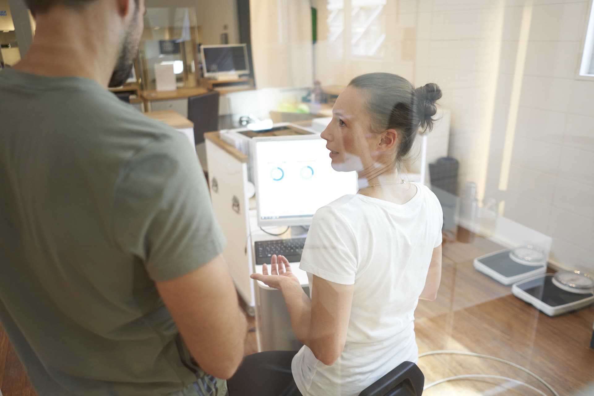 A trainer is doing a cardioscan measurement on a member of a fitness center