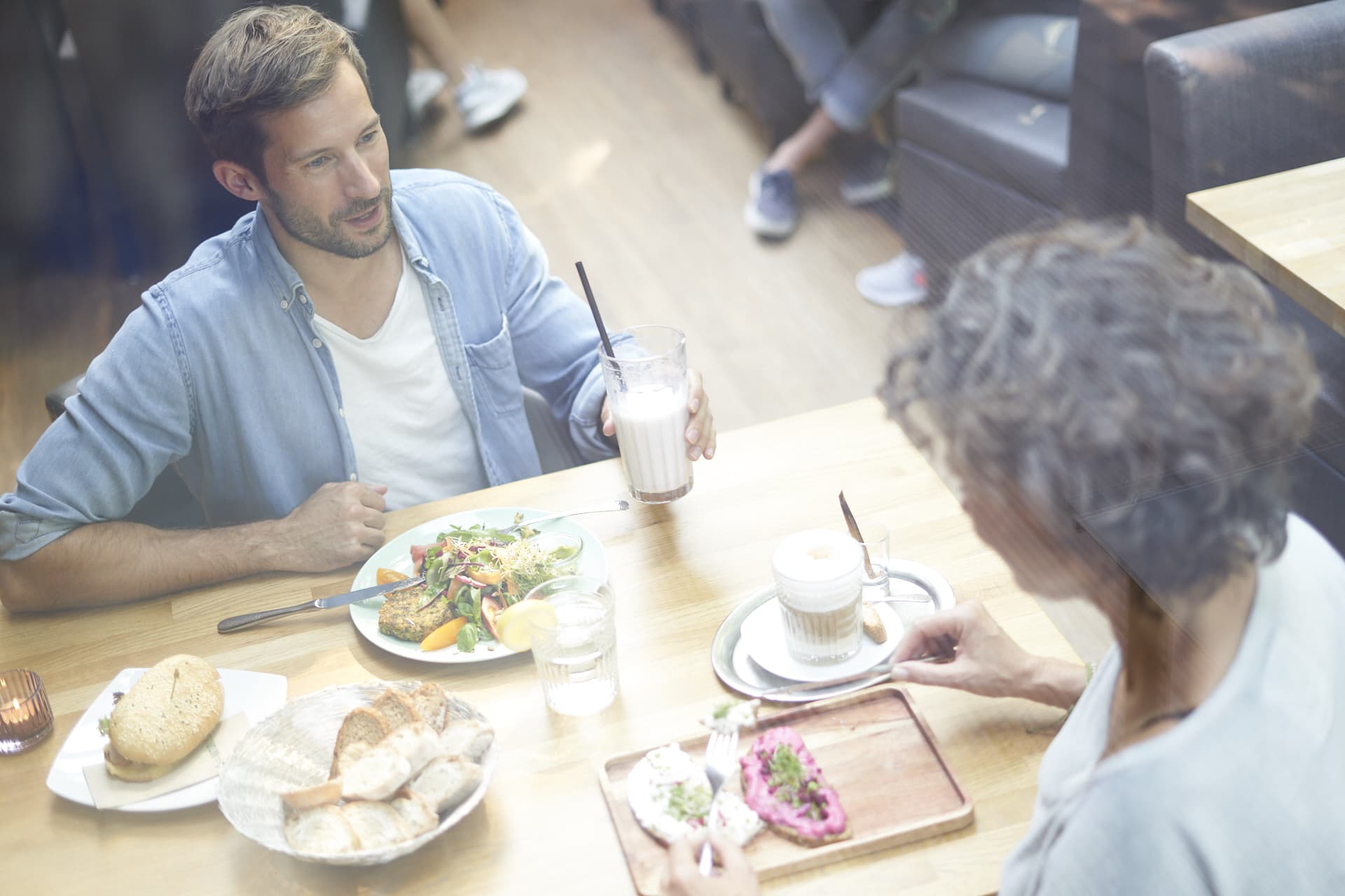 Zwei Restaurantgäste beim Essen in einem Restaurant eines Fitnessstudios