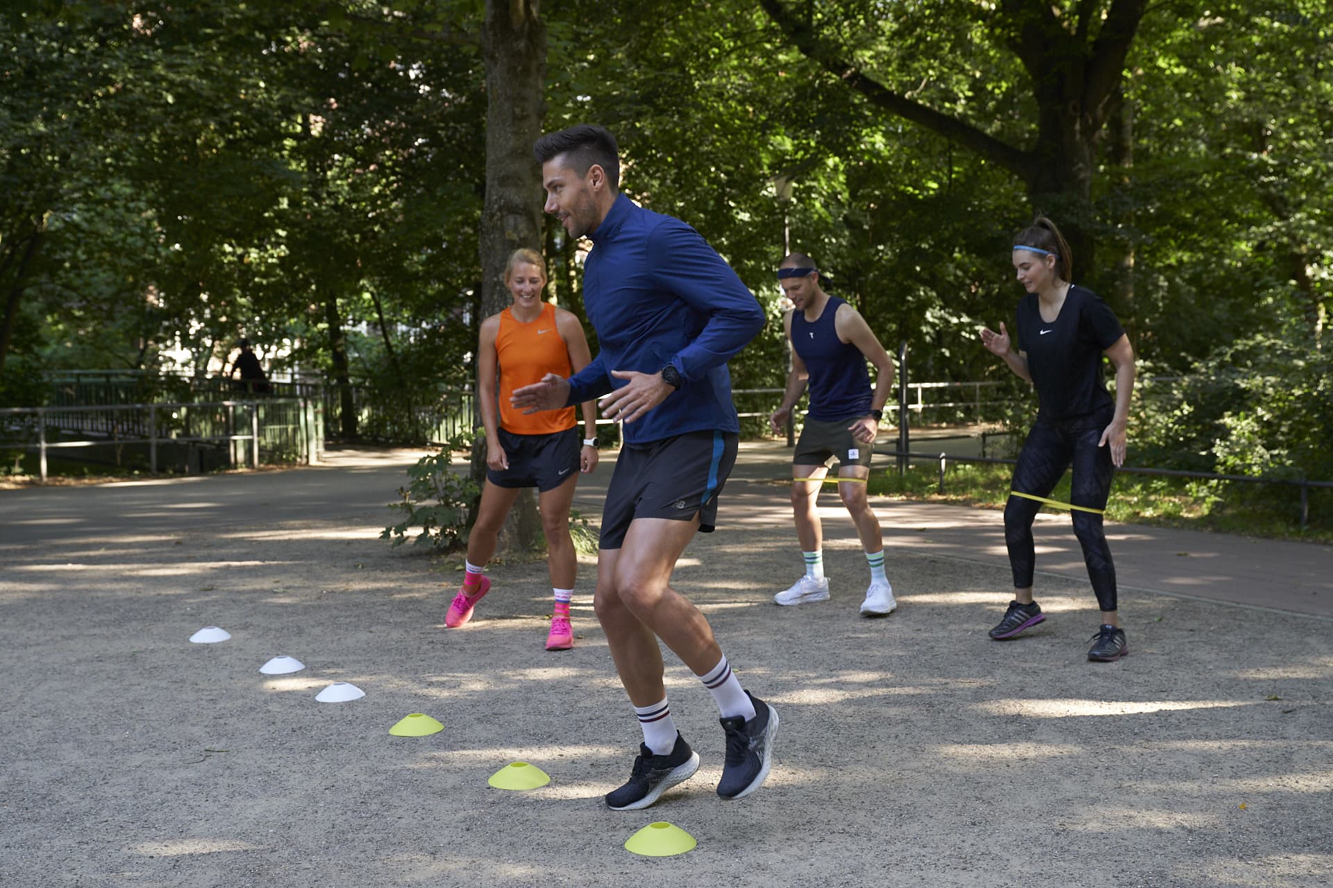 Eine Gruppe beim Triathlontraining im Freien