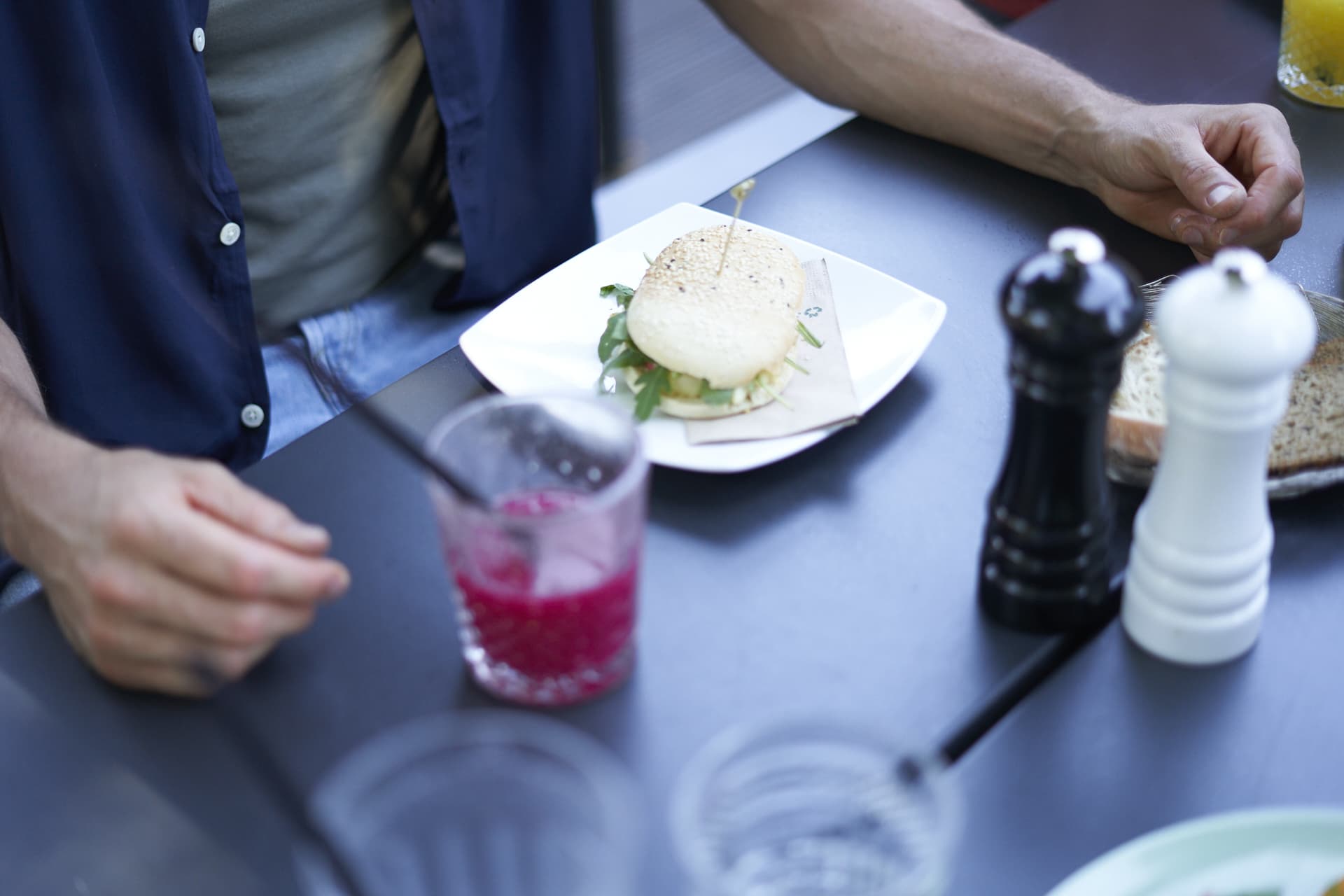 Essen und Getränk auf dem Tisch eines Restaurants in einem Fitnessstudio