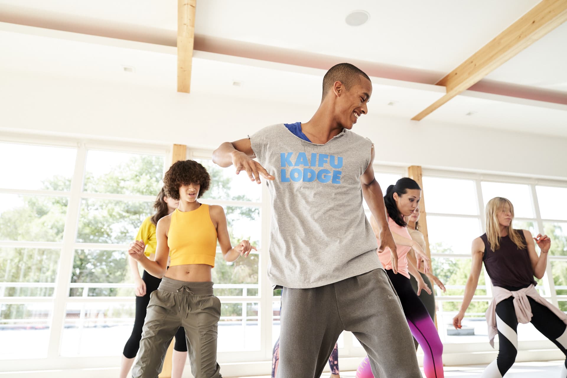 [Translate to English:] Kursteilnehmer*innen in Bewegung beim Dance Kurs im Fitnessstudio