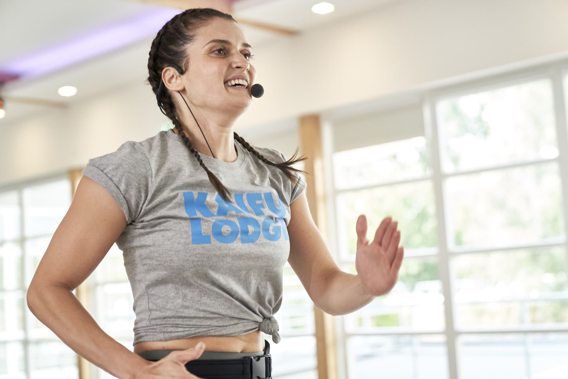 [Translate to English:] Trainerin gibt einen Kurs im Fitnessstudio