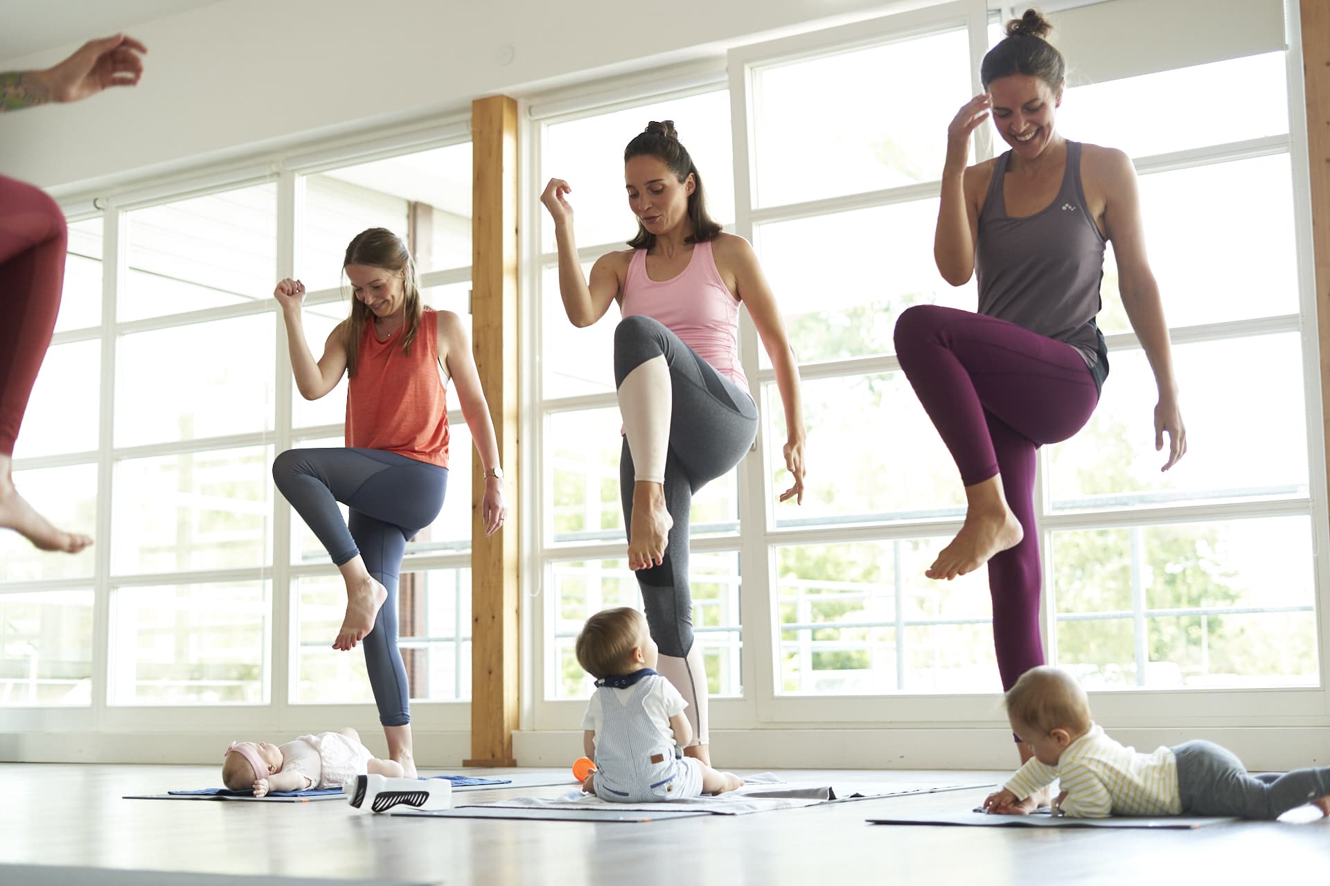 Mütter und ihre Babys bei einem Mutter-Kind-Kurs im Fitnessstudio