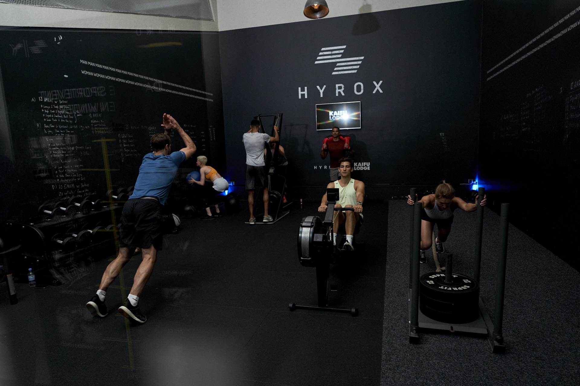 members training in the hyrox-zone